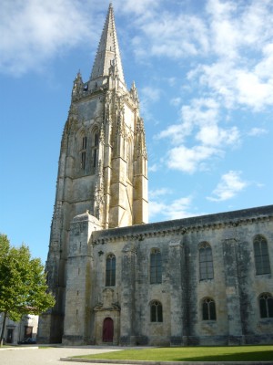 L'église de Marennes. J'ai souvent vu son clocher de loin, mais je n'étais jamais allé le voir de près.