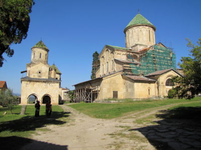 Le monastère de Ghélati, qui est composé de plusieurs bâtiments. Les intérieurs sont richement décorés.