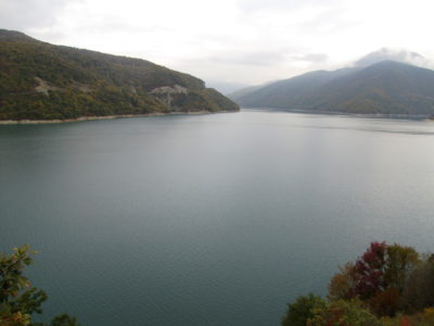 Le lac de barrage de Jinvali.