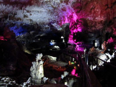 La grotte est éclairée par des lampes colorées. Ce ne rend pas terrible sur la photo, mais en vrai c'est très beau.