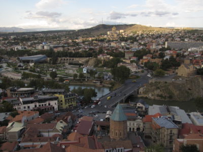 La vieille ville vue de la forteresse. Les espèces de tuyaux à gauche sont apparemment un théâtre, et au-dessus il y a le palais présidentiel.