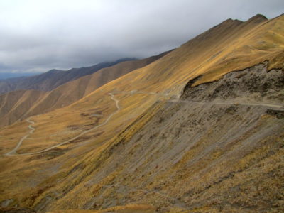 Vue depuis le col de la Croix de l'Ours, qui marque la limite entre la Transcaucasie et la Ciscaucasie.